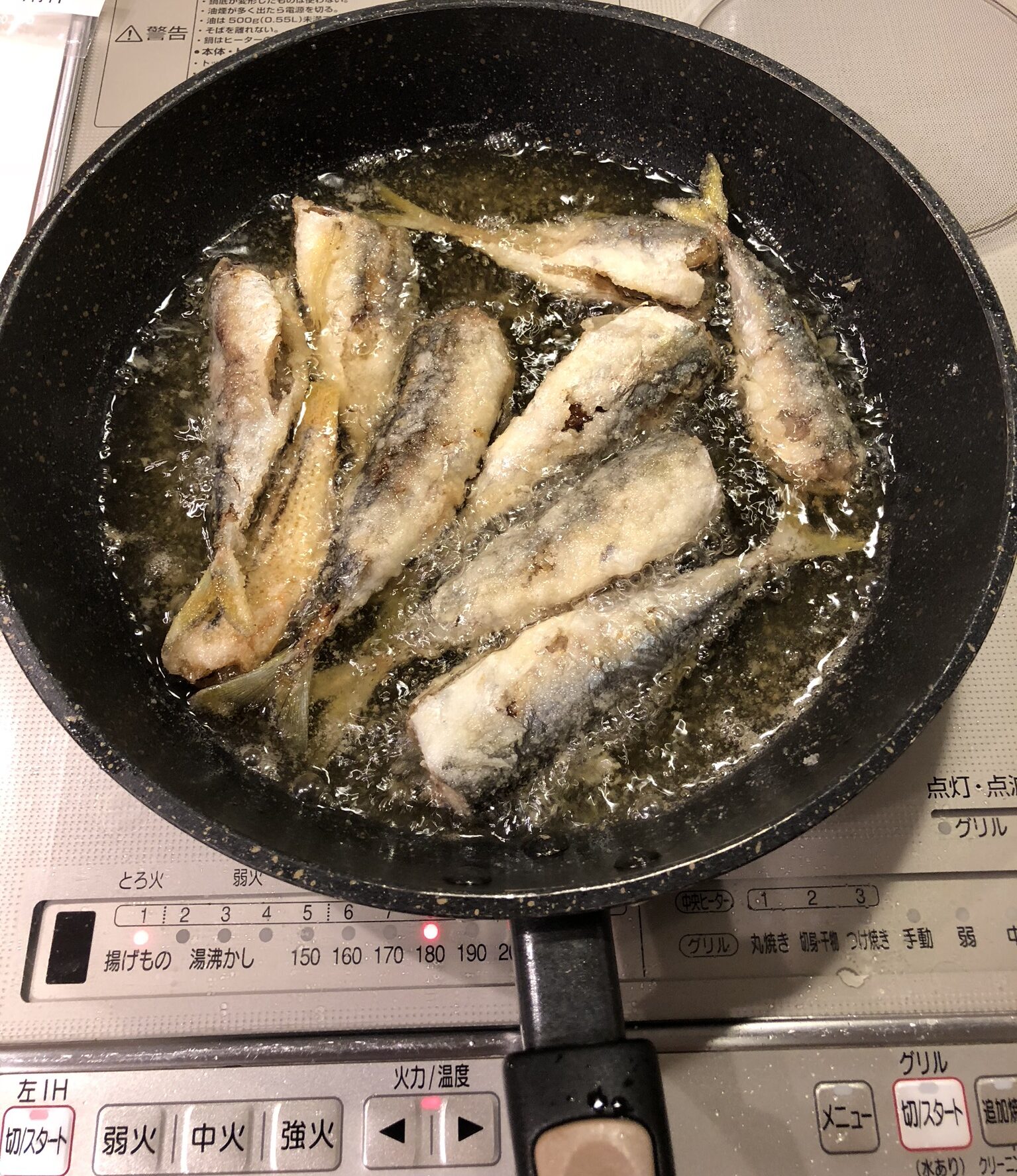 釣りの醍醐味の一つに釣った魚を美味しく食べることがあります。お刺身が一般的ですが、サビキで大量に小アジが釣れた時にオススメの料理方法は南蛮漬けです。 じっくり揚