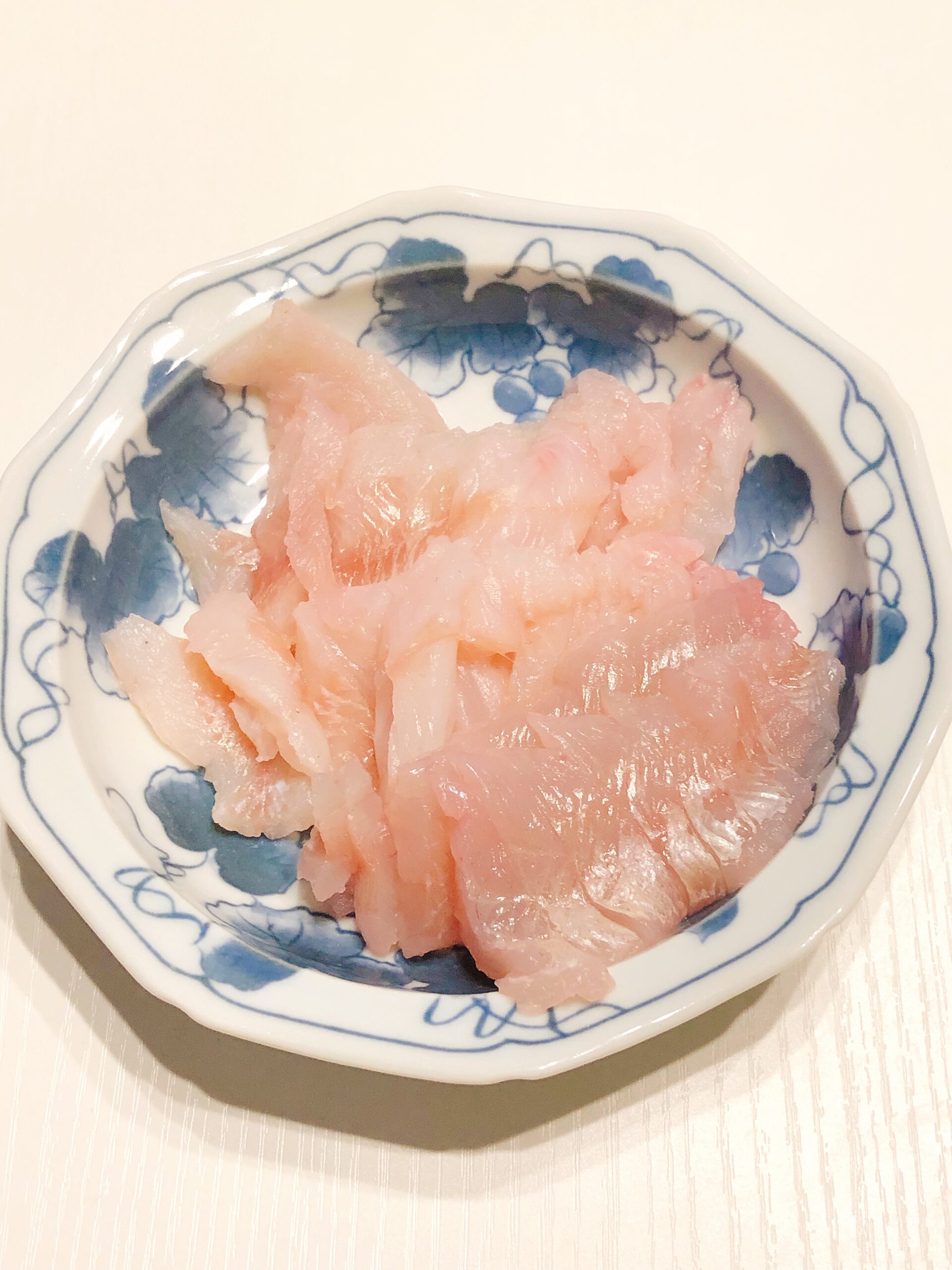 アイナメの刺身を食べたことはありますか？アイナメの刺身が全ての魚の中で一番美味しいという釣り仲間が何人かいて、実際脂の乗ったアイナメの刺身は絶品です。 皮を引い