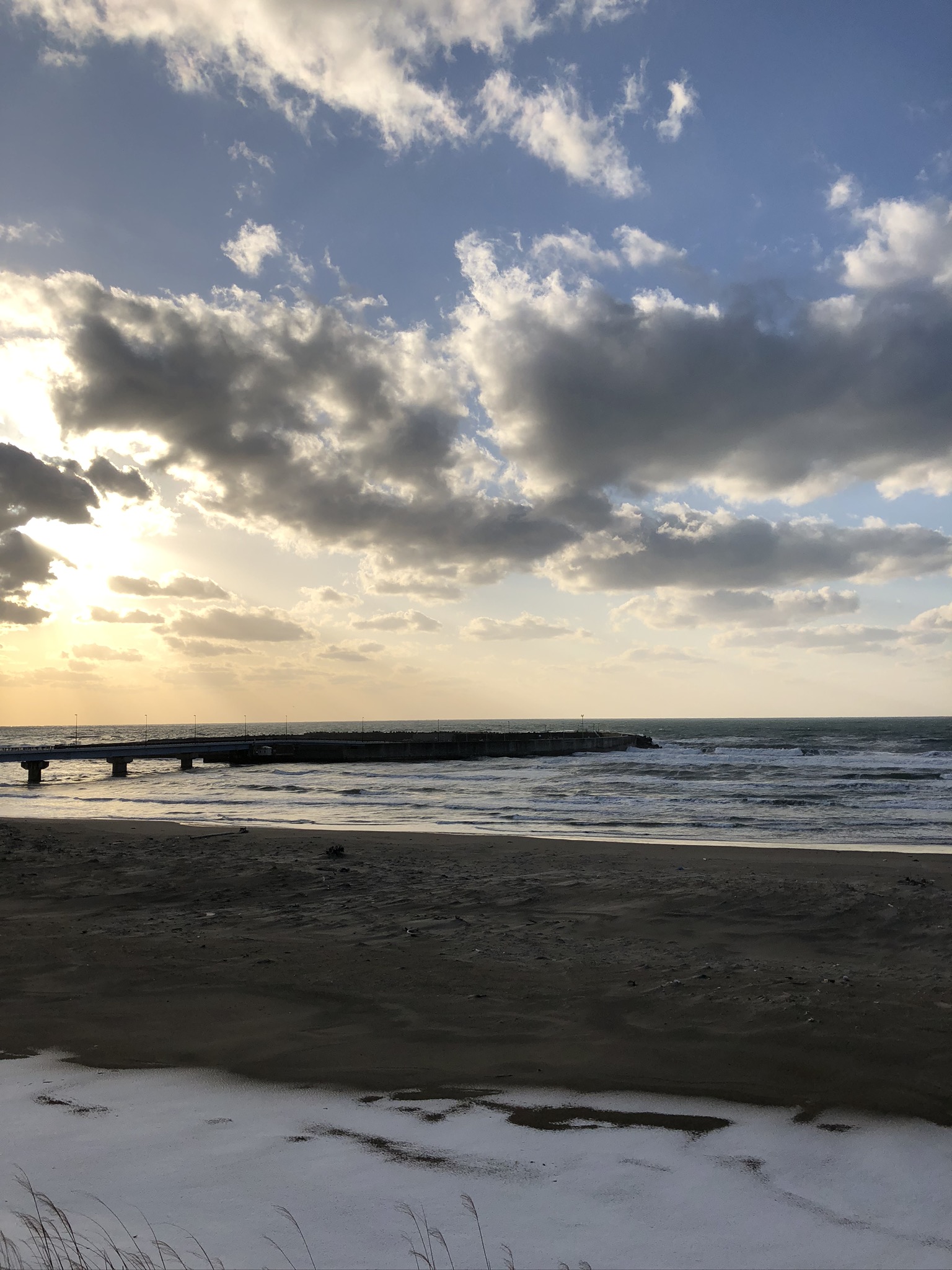 釣りをしていて気持ちいい瞬間の一つに夜釣りからの日の出があります。特にサーフは障害物ない一面海の景観なので、日の出がとても気持ちいいです。