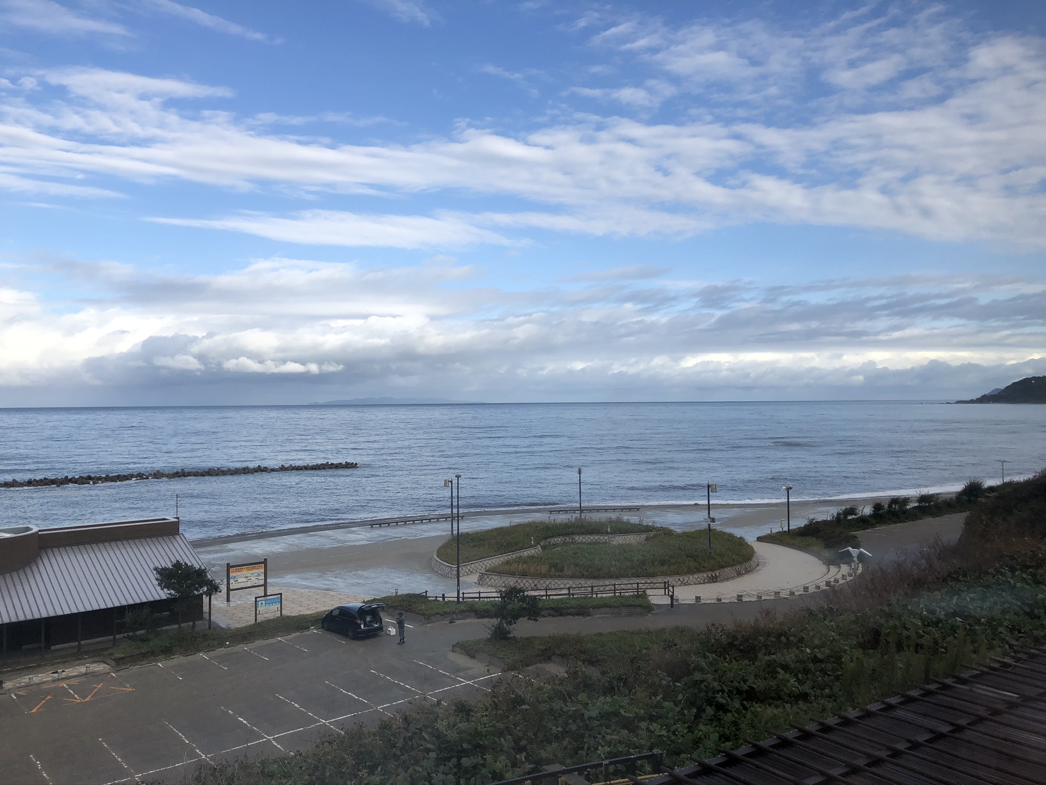 新潟県村上市、瀬波温泉のとあるサーフです。釣りをしている人は旅行に行った時に、その場その場を釣りをする観点で見がちなのはあるあるかと思います。 実際にこのサーフ