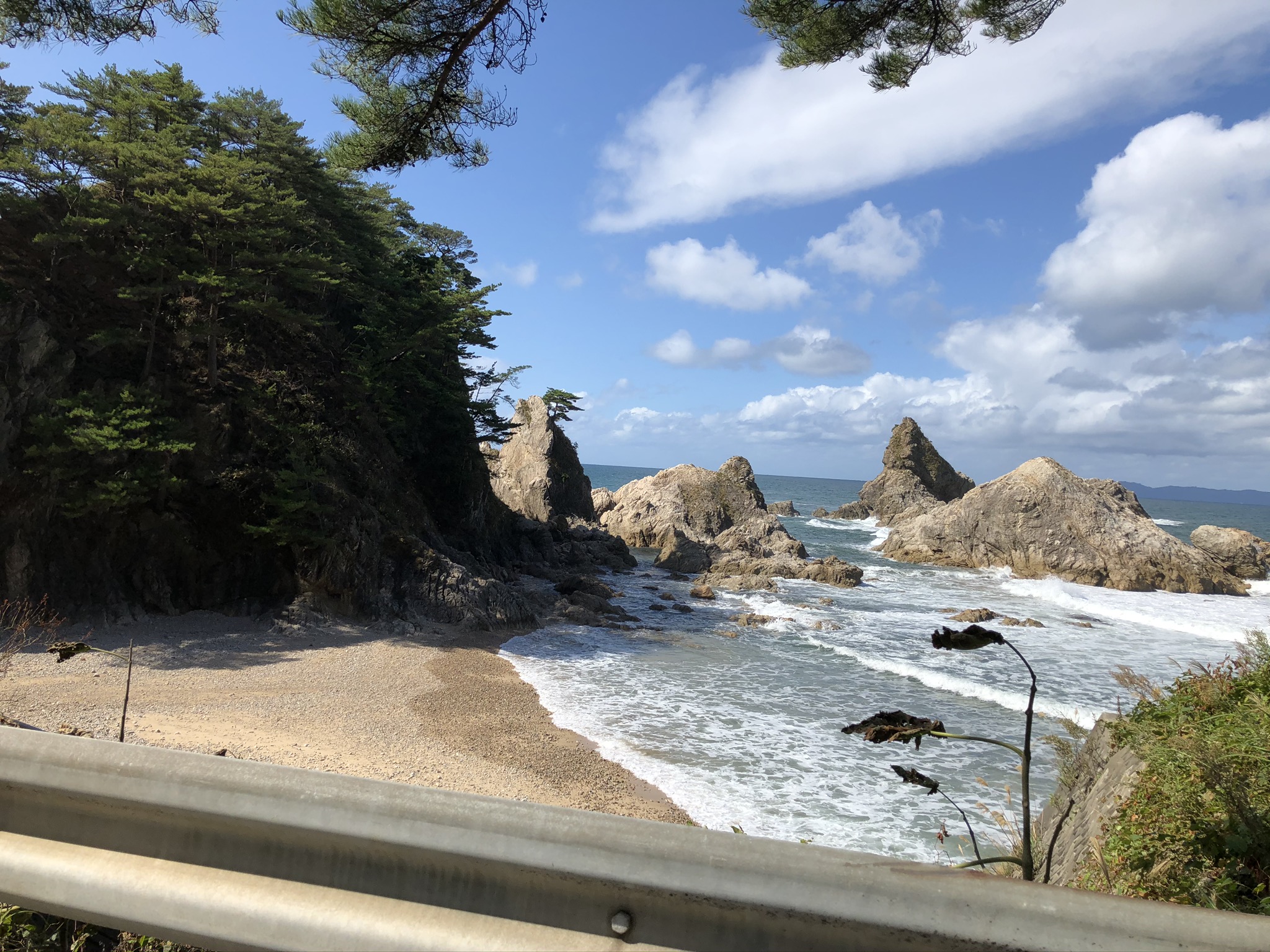 新潟にある笹川流れは日本海の荒波の浸食により、変化に富んだ風景が広がっています。笹川流れは国指定の名勝及び天然記念物となっていますがこういった景色を見ると「魚釣