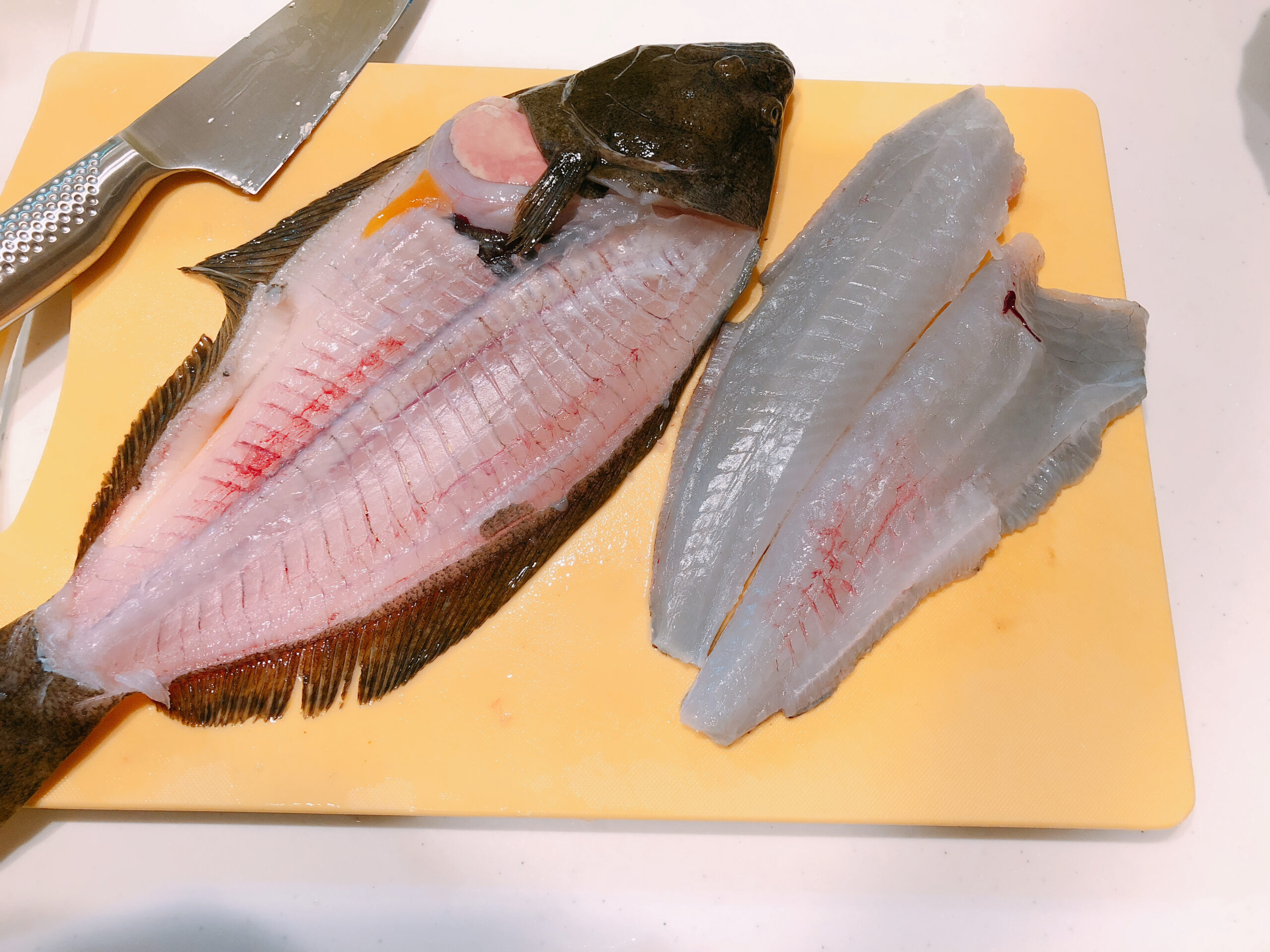 魚は三枚おろしにするのが一般的ですが、ヒラメは五枚おろしにしてから柵にしていきます。ヒラメやマゴチなどのフラットフィッシュは体が平らなので、他の魚とからだの作り