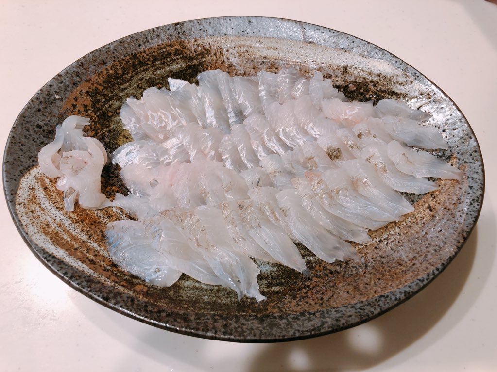 ヒラメなどの白身魚の刺身は薄造りにすると美味しく食べることができます。趣味の料理なので素人ですが、これでも美味しく食べることができます。 ヒラメと言えばエンガワ