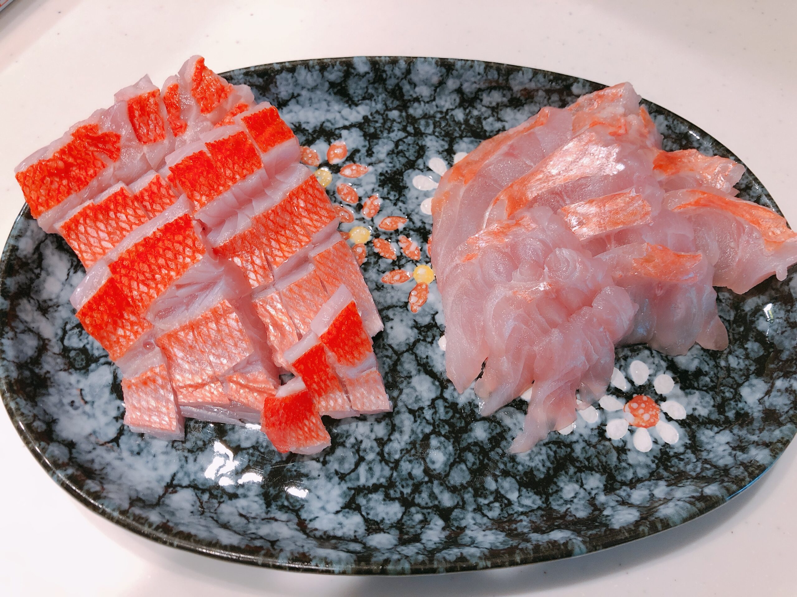 金目鯛は皮も美味しい魚なので、皮を引いた刺身以外にも湯引きや炙りで食べるのもオススメです。 金目鯛の旬は12～2月ですが、6～7月も脂がのり美味しいです。