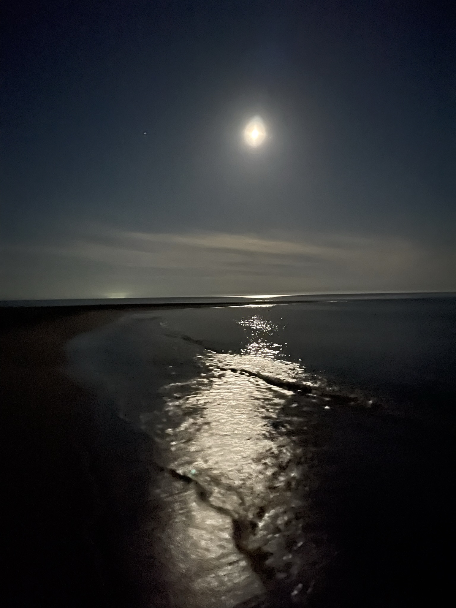 真夜中だと魚が釣れないと思われたりもするのですが、満月の夜は昼間のように明るく魚の活性が異常に高いタイミングがあります。 この写真は23時頃の河口付近サーフの写