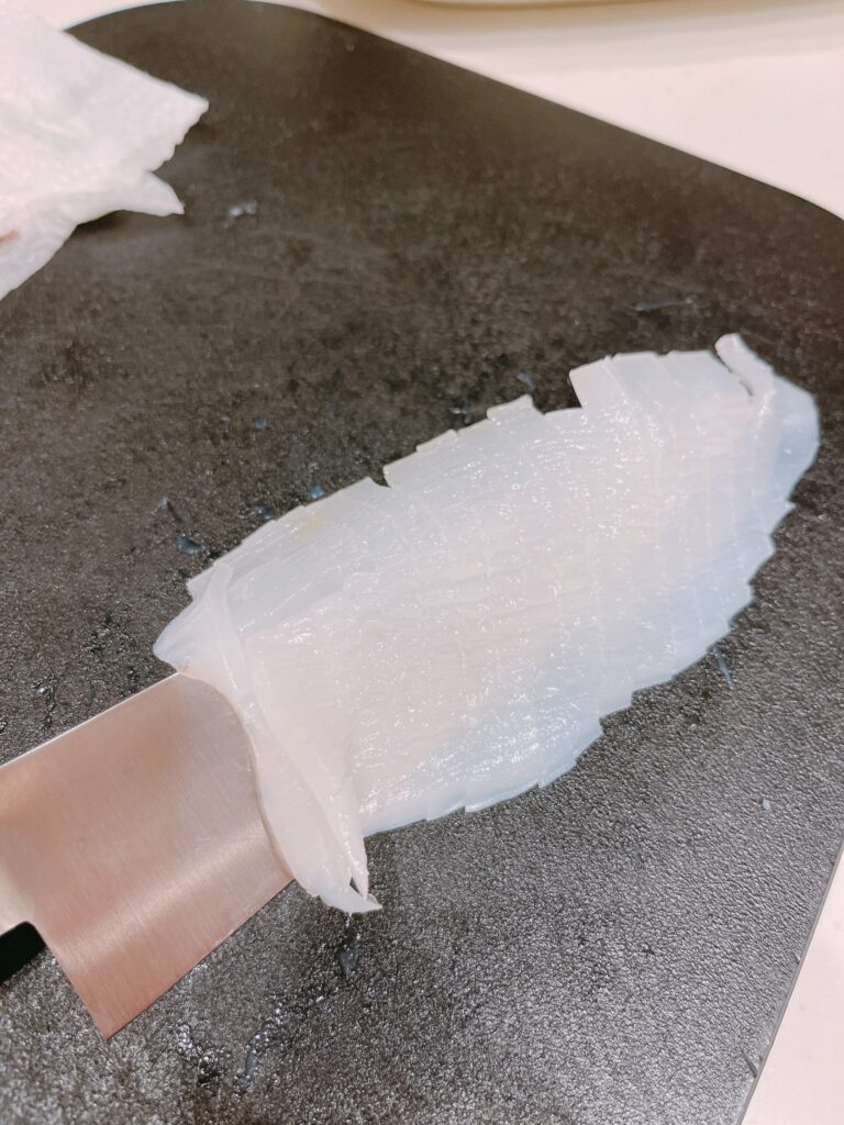 釣ったアオリイカの刺身(下ごしらえ)